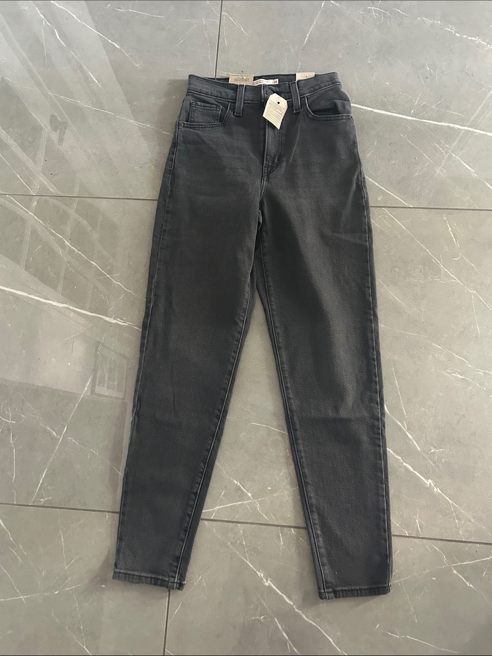 Levi’s High Waisted Mom Jeans - Size 24 - NWT